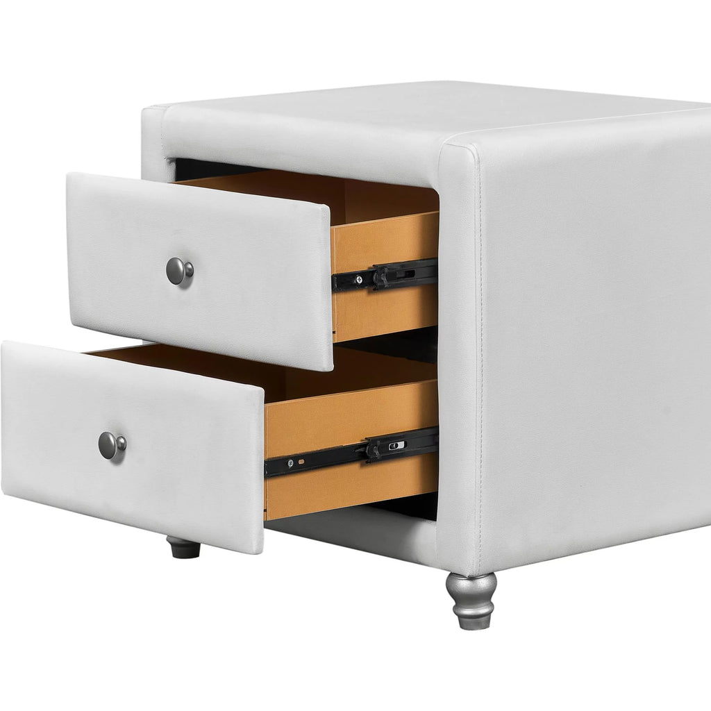Queen White Platform Bedroom Set with Striped Headboard Q44261